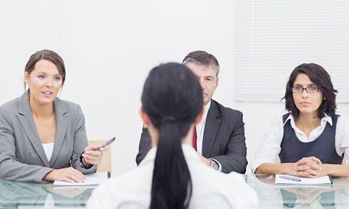 面試官問:100元掉馬桶里你撿還是不撿?高情商的人這么回答